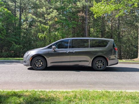 Used 2017 Chrysler Pacifica Touring-L w/ 13 Speaker Alpine Sound Group FWD image 5