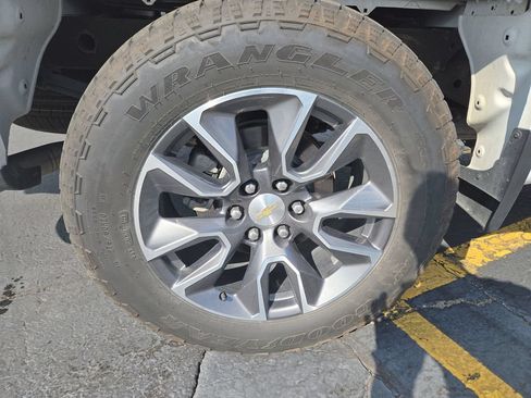 Used 2024 Chevrolet Silverado 1500 LT AWD/4WD image 22