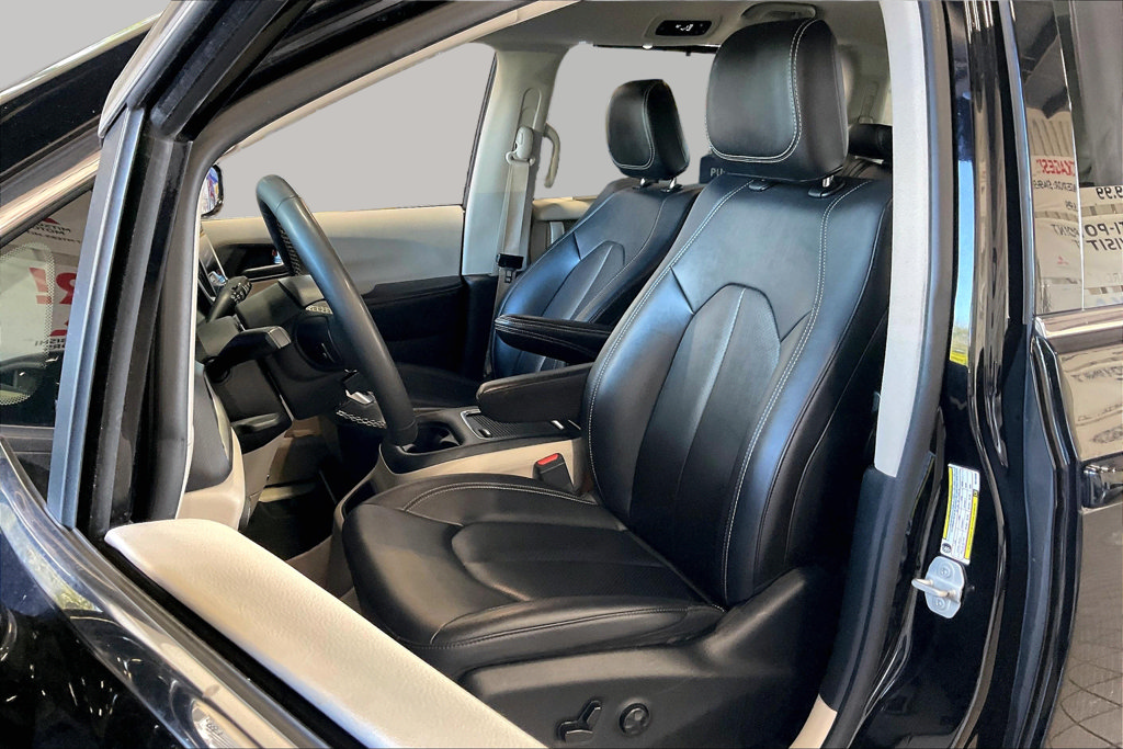 Used 2024 Chrysler Pacifica Touring-L FWD image 3