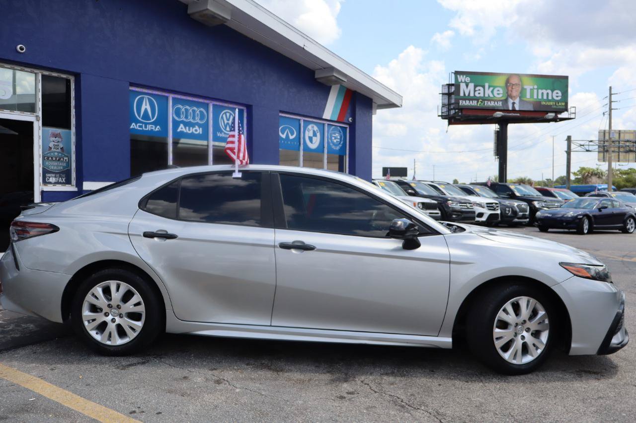 Used 2021 Toyota Camry SE FWD image 4