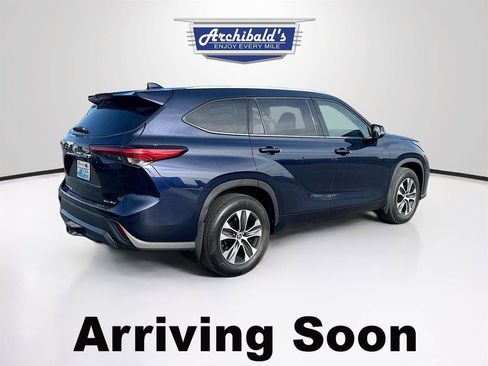 Used 2022 Toyota Highlander XLE AWD/4WD image 5