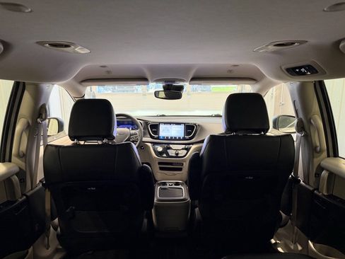Used 2023 Chrysler Pacifica Touring-L FWD image 40