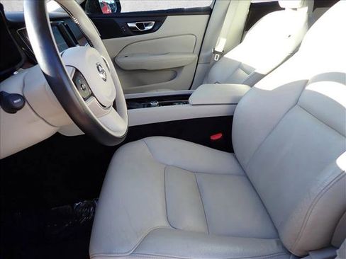 Used 2021 Volvo S60 T5 Momentum w/ Premium Package image 11