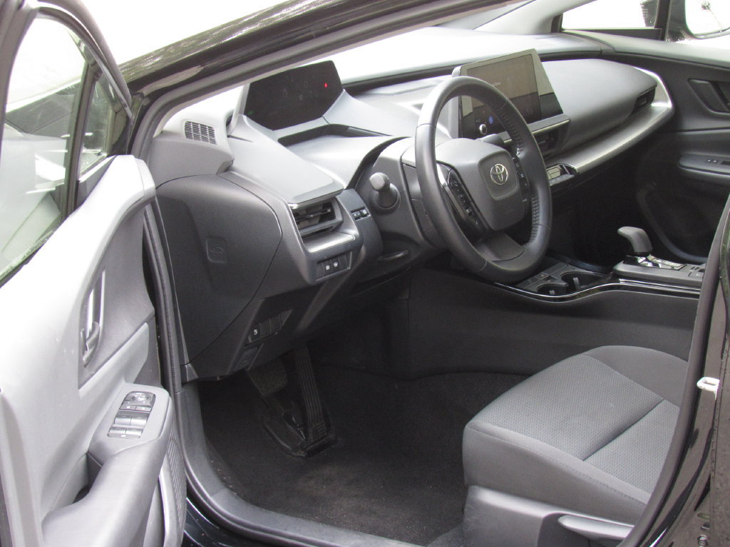 Certified 2025 Toyota Prius LE FWD image 9