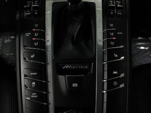 Certified 2021 Porsche Macan AWD/4WD image 31