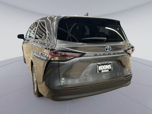 Used 2025 Toyota Sienna XLE image 2