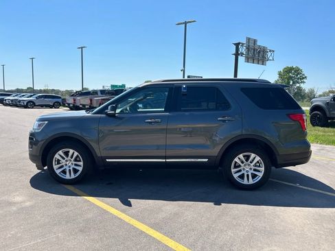 Used 2018 Ford Explorer XLT w/ Equipment Group 202A AWD/4WD image 9
