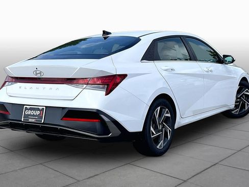Used 2025 Hyundai Elantra SEL FWD image 11