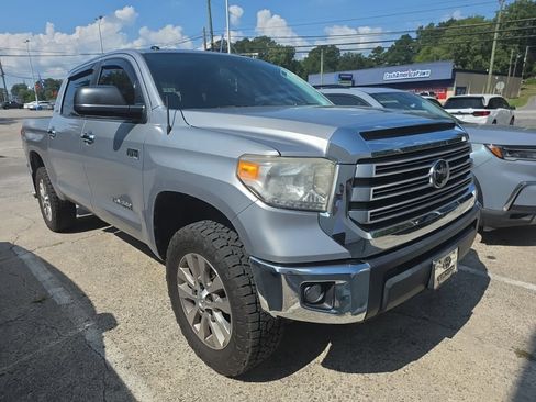 Used 2017 Toyota Tundra SR5 w/ SR5 Upgrade Package AWD/4WD image 2