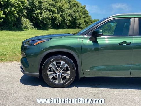 Used 2023 Toyota Highlander XLE AWD/4WD image 10