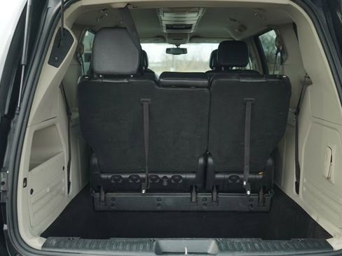 Used 2013 Chrysler Town & Country Touring-L w/ Driver Convenience Group image 17
