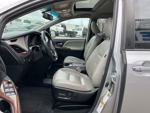 Used 2017 Toyota Sienna Limited image 34