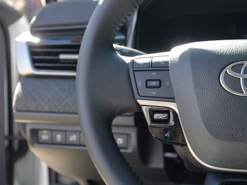 Used 2025 Toyota Camry XLE image 19