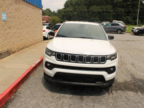 Used 2024 Jeep Compass Latitude AWD/4WD image 2