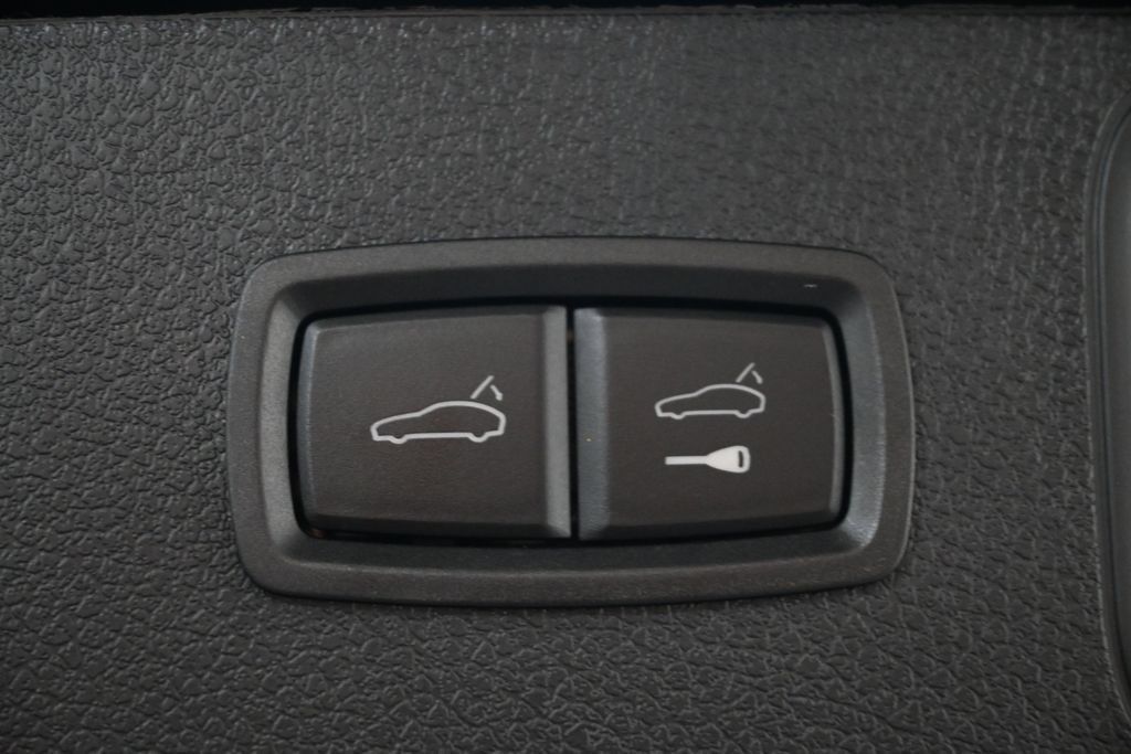 Used 2026 Porsche Macan AWD/4WD image 25