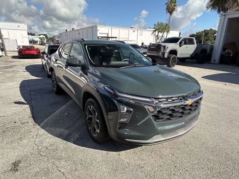 Used 2025 Chevrolet Trax LT FWD image 9