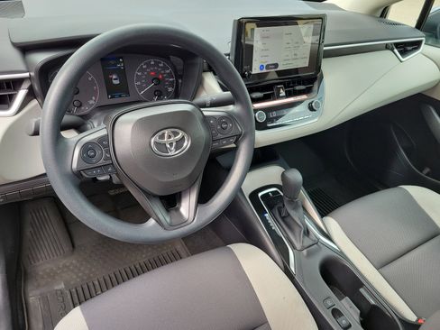 Used 2025 Toyota Corolla LE w/ Convenience Package image 2