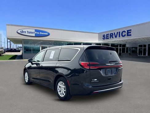 Used 2023 Chrysler Pacifica Touring-L FWD image 6