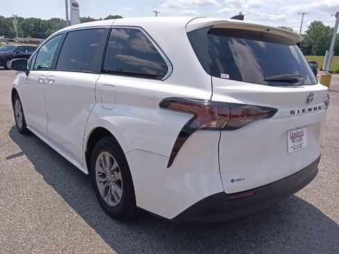 Used 2025 Toyota Sienna LE FWD image 5