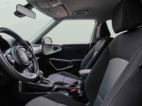Certified 2025 Kia Soul LX w/ LX Technology Package FWD image 9