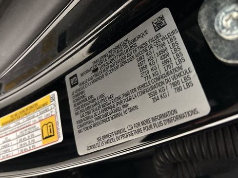 Used 2024 GMC Yukon SLT w/ SLT Luxury Package image 17