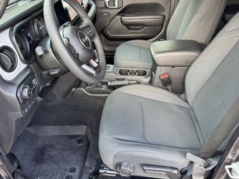 Used 2025 Jeep Wrangler Willys AWD/4WD image 9