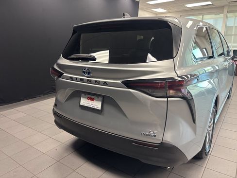 Used 2024 Toyota Sienna LE FWD image 4
