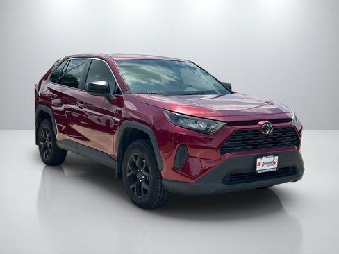 Used 2022 Toyota RAV4 LE FWD image 3