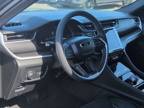 Used 2023 Jeep Grand Cherokee Altitude AWD/4WD image 11