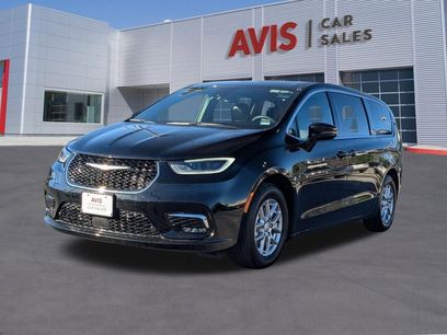 Used 2025 Chrysler Pacifica Select