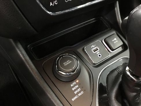 Used 2019 Jeep Cherokee Limited AWD/4WD image 26