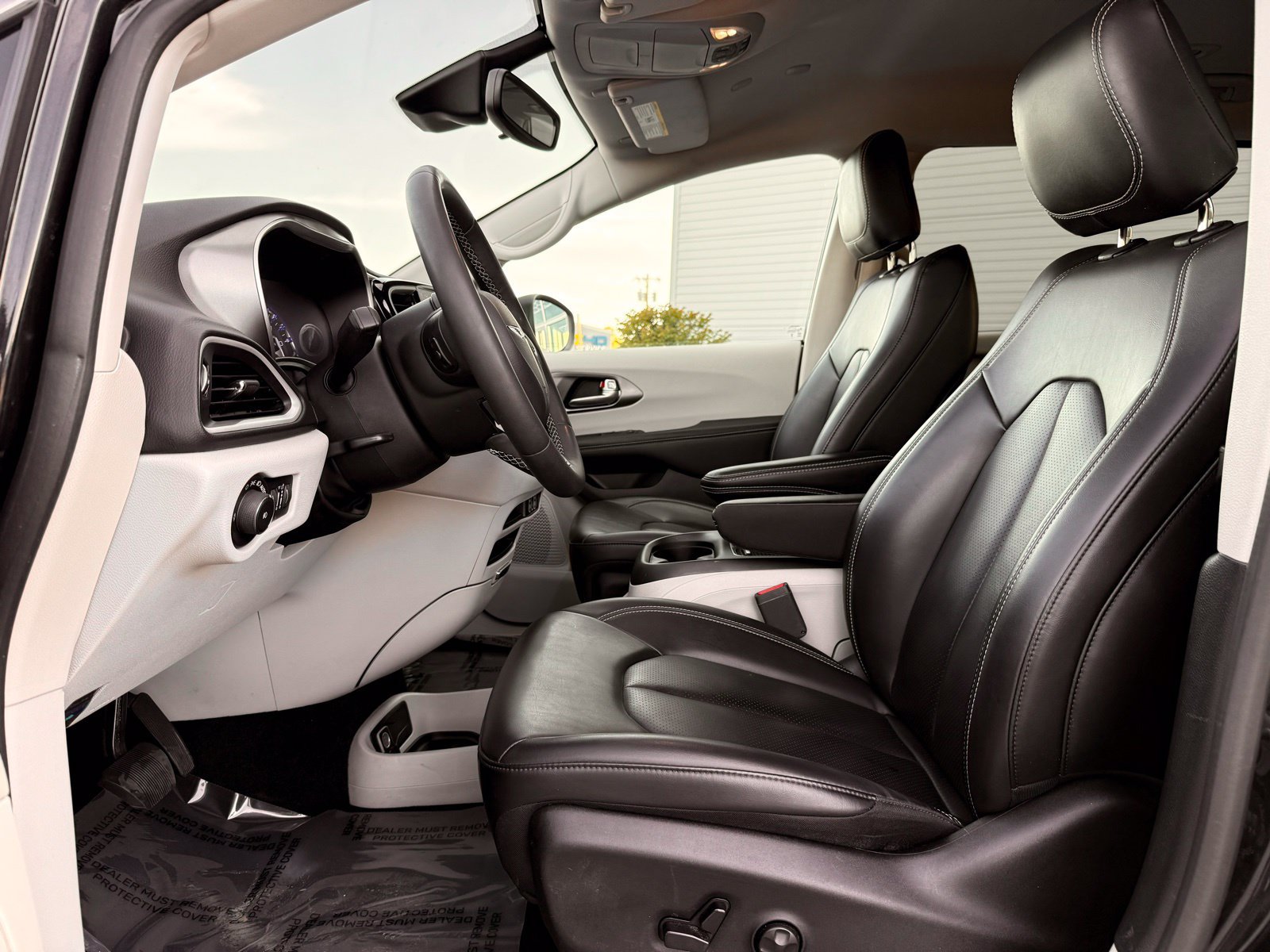 Used 2023 Chrysler Pacifica Touring-L FWD image 18