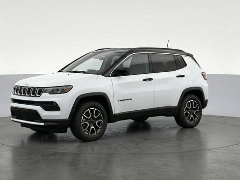 Used 2025 Jeep Compass Trailhawk image 3