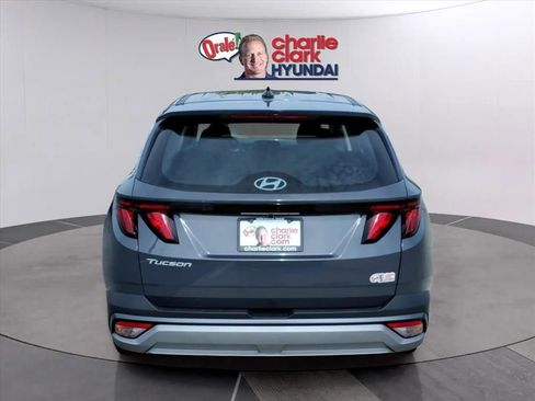 Used 2023 Volkswagen Taos SE w/ Panoramic Sunroof Package FWD image 4