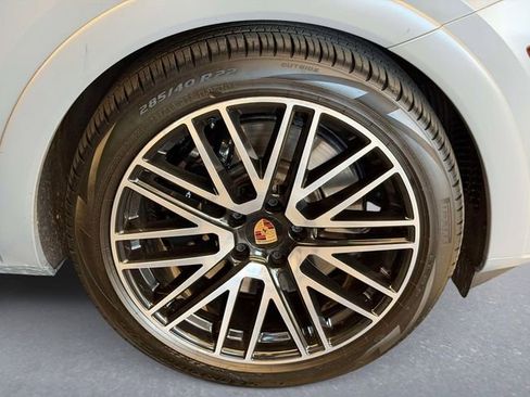 Used 2025 Porsche Cayenne GTS AWD/4WD image 8