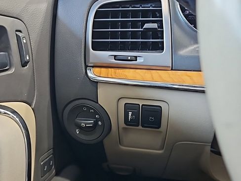 Used 2011 Lincoln MKZ image 32