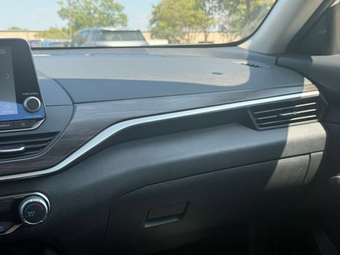 Used 2025 Nissan Altima 2.5 SV FWD image 36