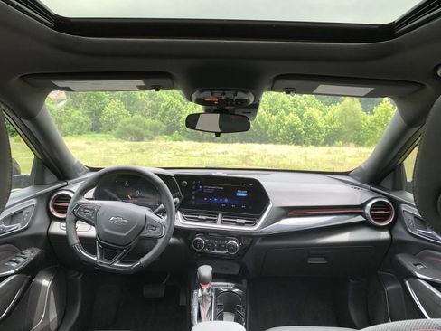 Used 2024 Chevrolet Trax RS w/ Sunroof Package FWD image 13