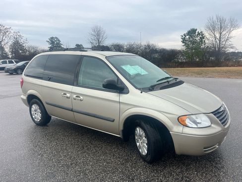 Used 2007 Chrysler Town & Country w/ Popular Equipment Group I image 11