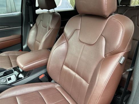 Used 2024 Kia Telluride EX w/ EX Captain's Chair Package image 7