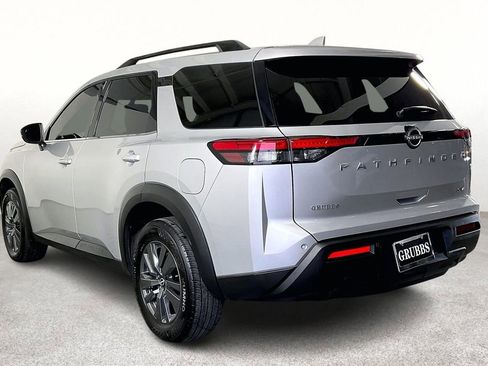 Used 2024 Nissan Pathfinder SV image 17