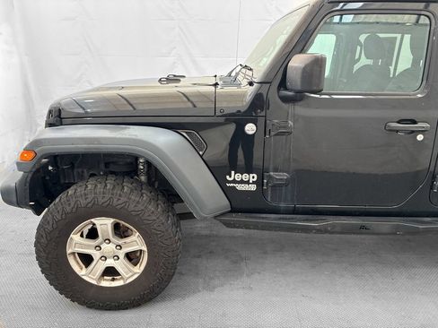 Used 2018 Jeep Wrangler Unlimited Sport S AWD/4WD image 3