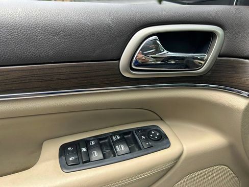 Used 2017 Jeep Grand Cherokee Overland w/ Jeep Active Safety Group AWD/4WD image 58