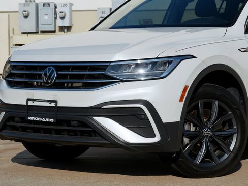 Used 2023 Volkswagen Tiguan SE w/ Panoramic Sunroof Package FWD image 21