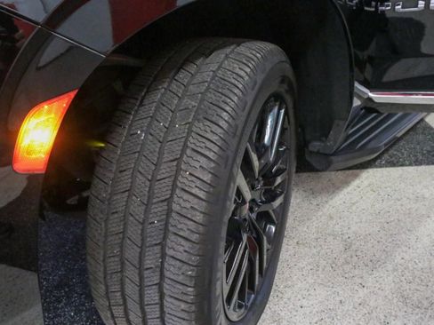 Used 2022 GMC Yukon SLT w/ SLT Premium Package image 9