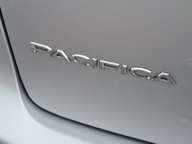 Used 2023 Chrysler Pacifica Touring-L FWD image 37