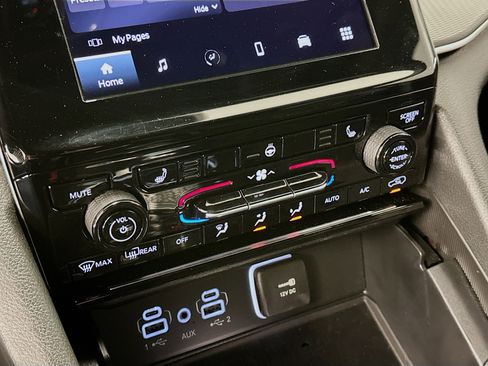 Used 2024 Jeep Grand Cherokee Altitude image 23