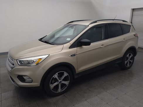 Used 2017 Ford Escape SE w/ Equipment Group 201A FWD image 2