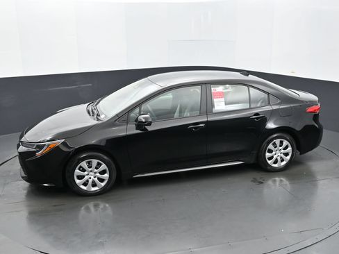 Used 2025 Toyota Corolla LE FWD image 28