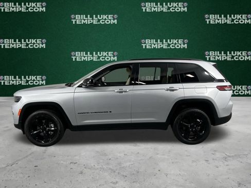 Used 2024 Jeep Grand Cherokee Limited w/ Black Appearance Package image 10